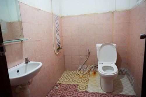 巴厘巴板HEMRA HOTEL的一间带卫生间和水槽的浴室
