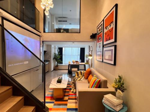 广州广州丽途国际公寓酒店（海珠合生新天地店）的客厅配有沙发和桌子