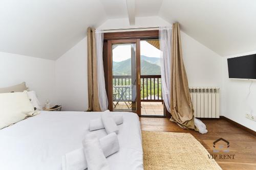 马萨纳Chalet el Salze的卧室设有白色的床和大窗户