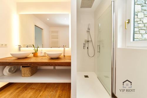 马萨纳Chalet el Salze的两张图片,浴室设有淋浴和水槽