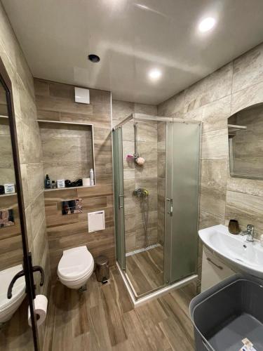 瓦尔纳Luxury Flat-4 People-Mladost的带淋浴、卫生间和盥洗盆的浴室