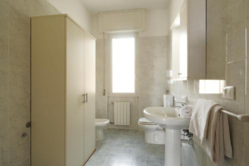 洛阿诺克尔莫拉尼度假屋的白色的浴室设有水槽和卫生间。