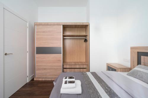 巴绍里Basetxea apartment by People Rentals的一间卧室配有一张床和一个衣柜