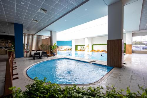 斯科普里18th Floor Secure Luxury Condo With Pool & Fitness Included In Price的酒店大堂的大型游泳池