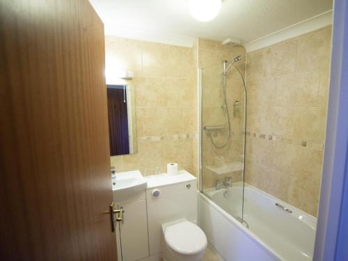 莱顿巴泽德The Heath Inn的浴室配有卫生间、淋浴和盥洗盆。