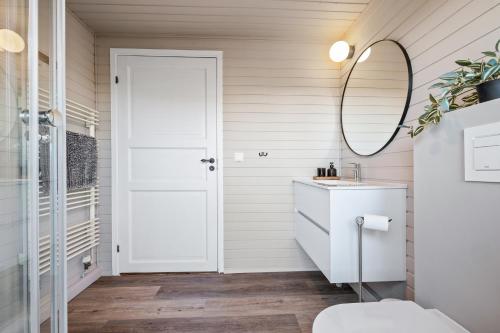 塞尔福斯Cosy Cabin on the Golden Circle的浴室设有白色门和镜子
