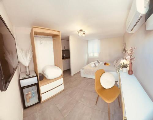 雅典Cactus Luxury suite1的小房间设有一张床、一张桌子和椅子