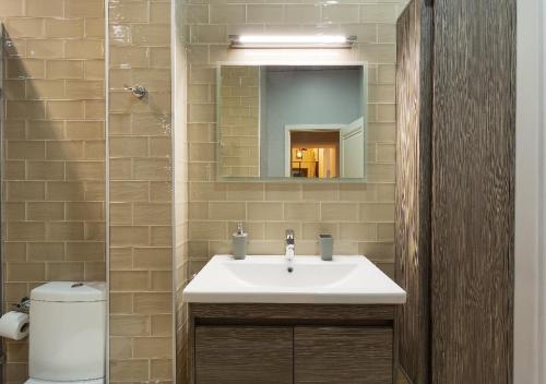 第比利斯HD Dream Apartment的一间带水槽和镜子的浴室