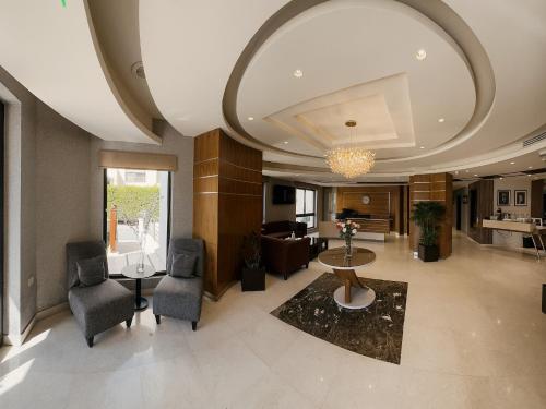 安曼切利诺公寓式酒店的客厅配有沙发和桌椅