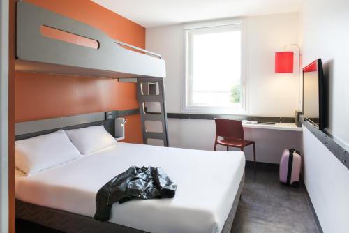 圣艾修伯里里昂圣艾修伯里机场宜必思快捷酒店的一间卧室配有双层床和书桌