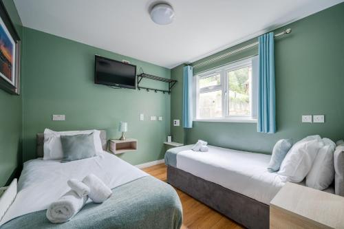 伦敦德里张伯伦之家酒店的绿墙客房内的两张床