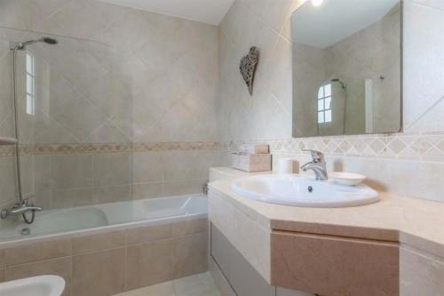 拉戈斯Atalaia Haven的浴室配有盥洗盆和浴缸。