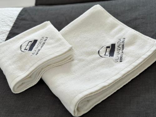 马里博尔Villa Magdalena apartments & rooms的睡床上一双白色毛巾