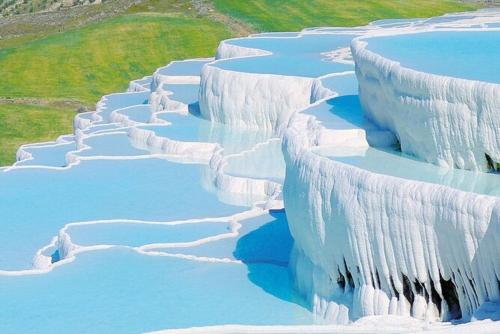 代尼兹利Pamukkale Apollon Garden的水中的一组冰层