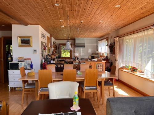 留寿都村太阳公公之家旅馆的厨房以及带桌椅的用餐室。