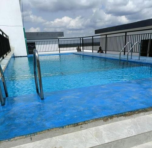 内罗毕New 2 & 3 bedroom Apartment in Kilimani Nairobi with rooftop pool的大楼内一个蓝色的大型游泳池