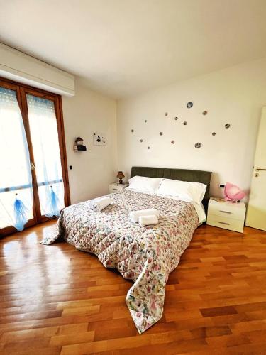 切塔尔多One More Page House - Per un soggiorno da Favola的一间卧室设有一张大床,铺有木地板