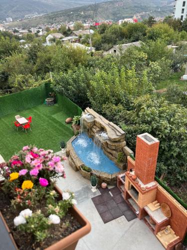 第比利斯villa with beautiful view 2的享有后院的空中景致,设有游泳池和鲜花