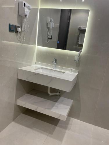 达曼وسن الشرق的浴室设有白色水槽和镜子