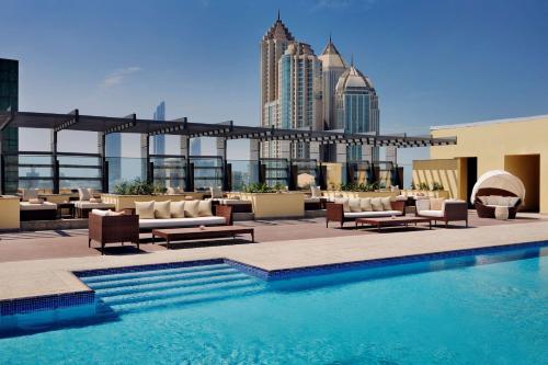 阿布扎比Southern Sun Abu Dhabi的一座城市建筑屋顶上的游泳池