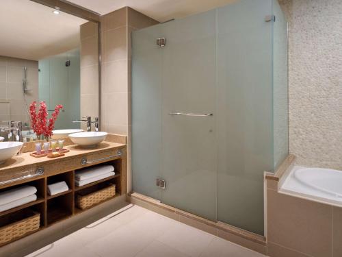 亚喀巴亚喀巴塔拉湾瑞享Spa度假酒店的浴室设有玻璃淋浴间和2个水槽。