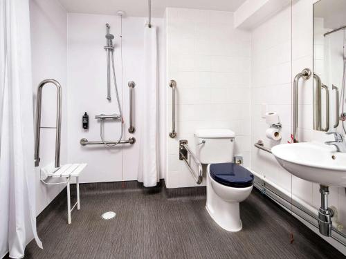 豪士罗ibis budget London Heathrow Central的一间带卫生间和水槽的浴室