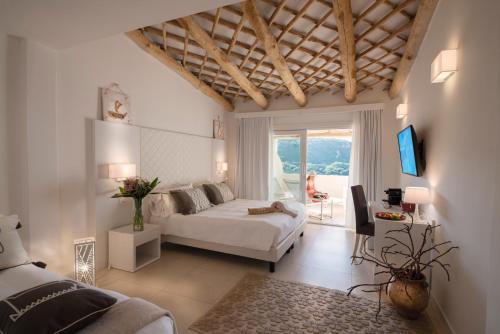 圣特雷莎加卢拉莫里斯科酒店的一间设有床铺的大卧室和一间客厅