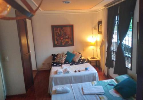 内瓦Casa hotel Mi Huila的小房间设有床和沙发