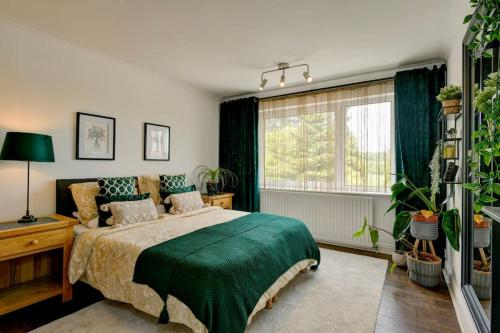 蒂弗顿Pippins的一间卧室配有一张带绿毯的床