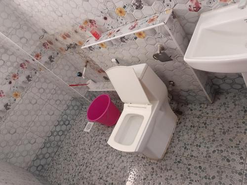 蒙巴萨MEDZAM HOME PROPERTIES COSY One bedroom的浴室配有白色卫生间和盥洗盆。
