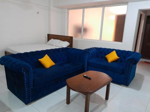 蒙巴萨MEDZAM HOME PROPERTIES COSY One bedroom的客厅配有蓝色的沙发和床。