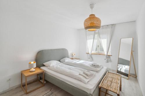 苏黎世Affordable Comfort in Zurich的一间卧室配有一张床和镜子