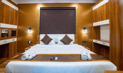 加尔各答FabHotel Prime Tiyara Inn的一间卧室配有一张带白色床单的大床