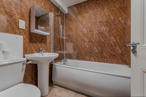 伦敦The Waterloo Apartment - Large Private Patio & Air Conditioning的一间带水槽、浴缸和卫生间的浴室