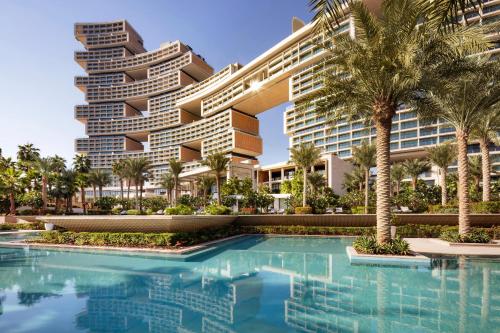 迪拜Atlantis The Royal的一座带游泳池和棕榈树的度假村的形象