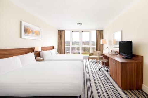 布里格豪斯利兹布里格豪斯假日酒店的酒店客房设有两张床和电视。