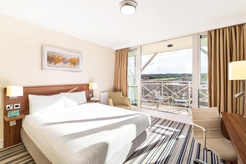 布里格豪斯利兹布里格豪斯假日酒店的酒店客房设有一张床和一个大窗户