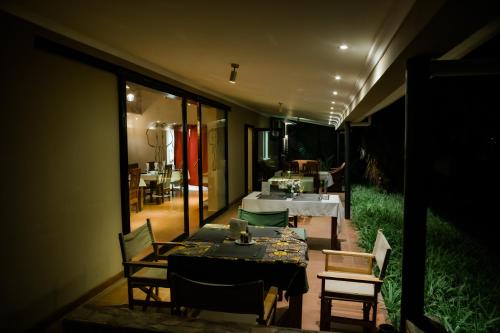 多多马Domiya Estate Ltd的庭院内带桌椅的用餐室