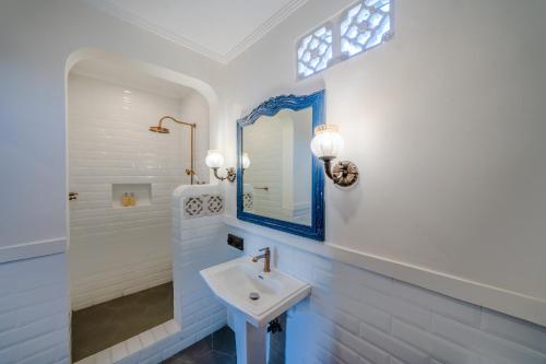 沙努尔Pitaloka Hotel Sanur By DeWizZ Management的白色的浴室设有水槽和镜子