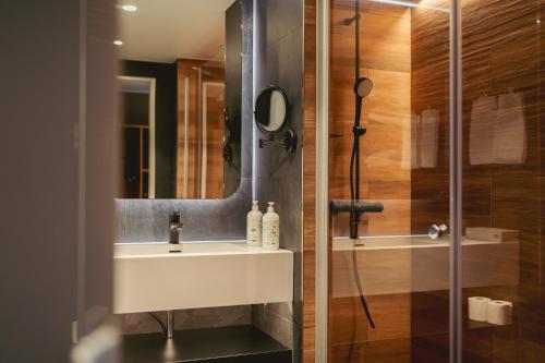 塔库沃里布里克索哥斯塔赫哥酒店的浴室配有盥洗盆和带镜子的淋浴