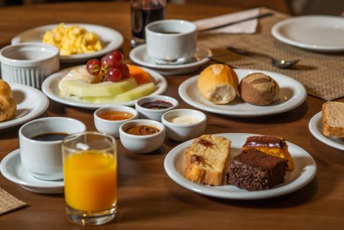 格拉玛多拉格托佩德拉斯阿尔塔斯酒店的餐桌,包括早餐食品和橙汁盘