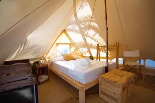 圭哈尔谢拉Kampaoh Sierra Nevada的帐篷内一间卧室,配有一张床