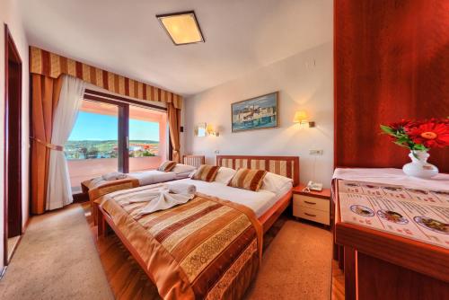 特罗吉尔特洛吉尔多瑞酒店的酒店客房设有两张床和窗户。