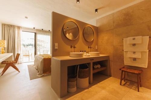 莫莱拉Boutique Hotel Los Limoneros的浴室设有水槽和墙上的两面镜子