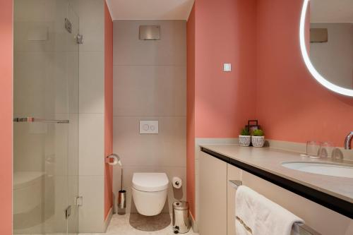 波茨坦Elisapart - Apartments am Sommerschloss的浴室配有卫生间、盥洗盆和淋浴。