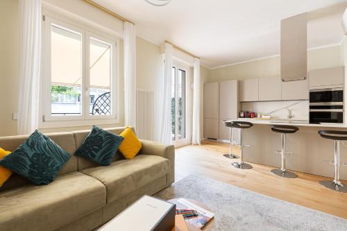 米兰Heart Milan Apartments Duomo District的带沙发的客厅和厨房
