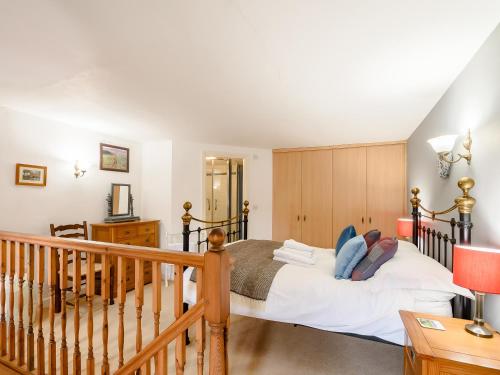 马勒姆Cove View Cottage的一间卧室设有一张床和一个楼梯