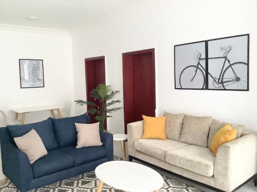 莱基Lekki FootPrint, Lekki Phase1的客厅配有两张沙发,墙上有一辆自行车
