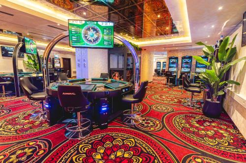 普图伊Casino & Hotel ADMIRAL Ptuj的游戏室设有台球桌和街机游戏