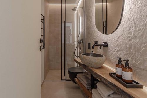 帕兰加Hill Palanga & SPA的一间带水槽和镜子的浴室
